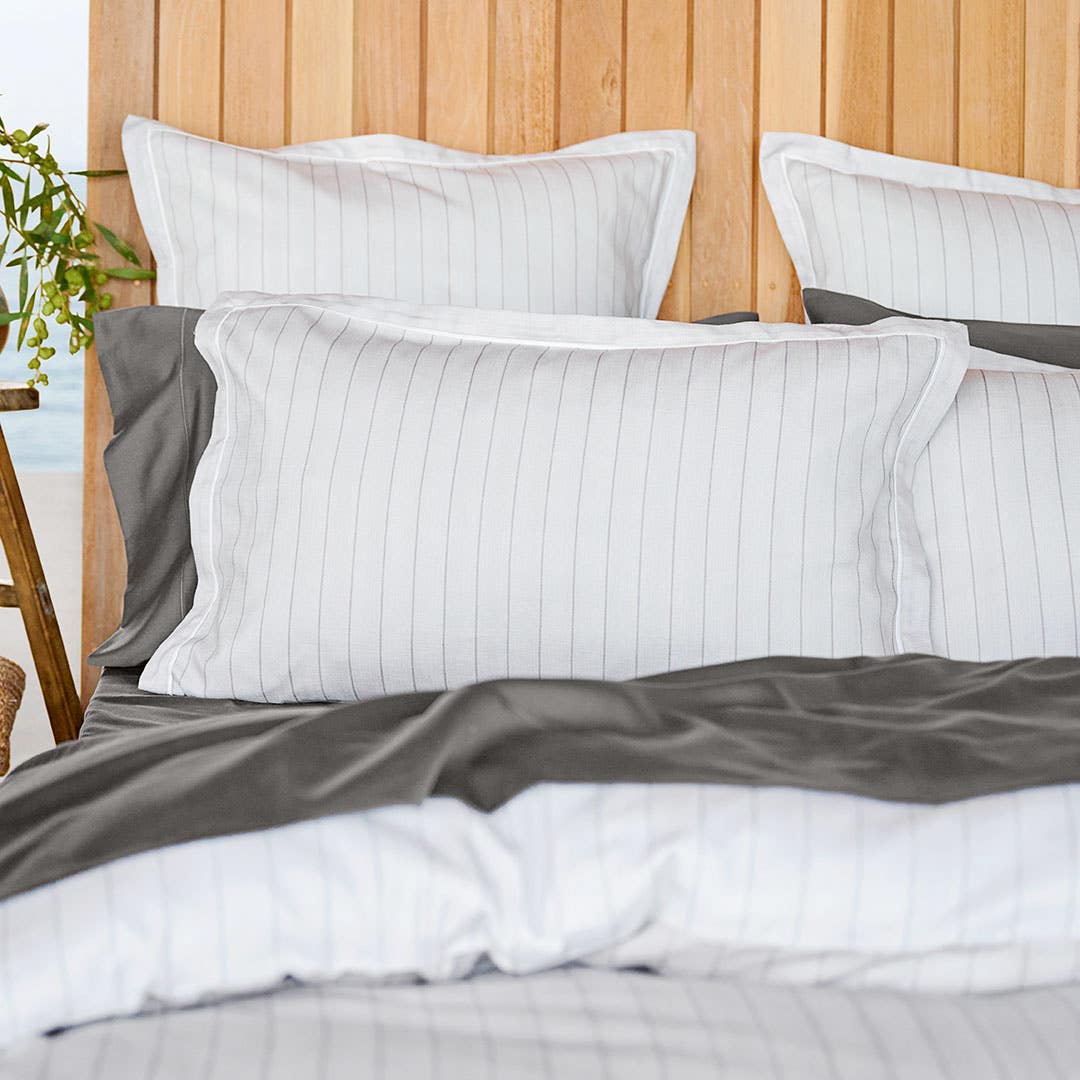 https://s3-ap-southeast-2.amazonaws.com/fusionfactory.commerceconnect.bbnt.production/pim_media/000/158/045/CH_Bedlinen_Lifestyle_2024_Draper_QQC_Pillow_SI.jpg?1704322764