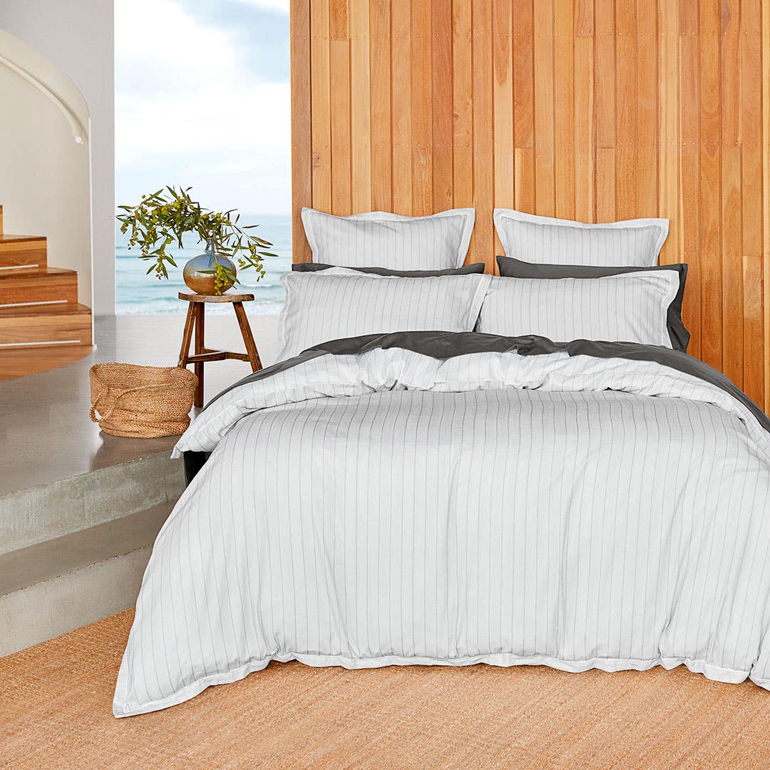 https://s3-ap-southeast-2.amazonaws.com/fusionfactory.commerceconnect.bbnt.production/pim_media/000/158/047/CH_Bedlinen_Lifestyle_2024_Draper_QQC_V2_SI.jpg?1704322777