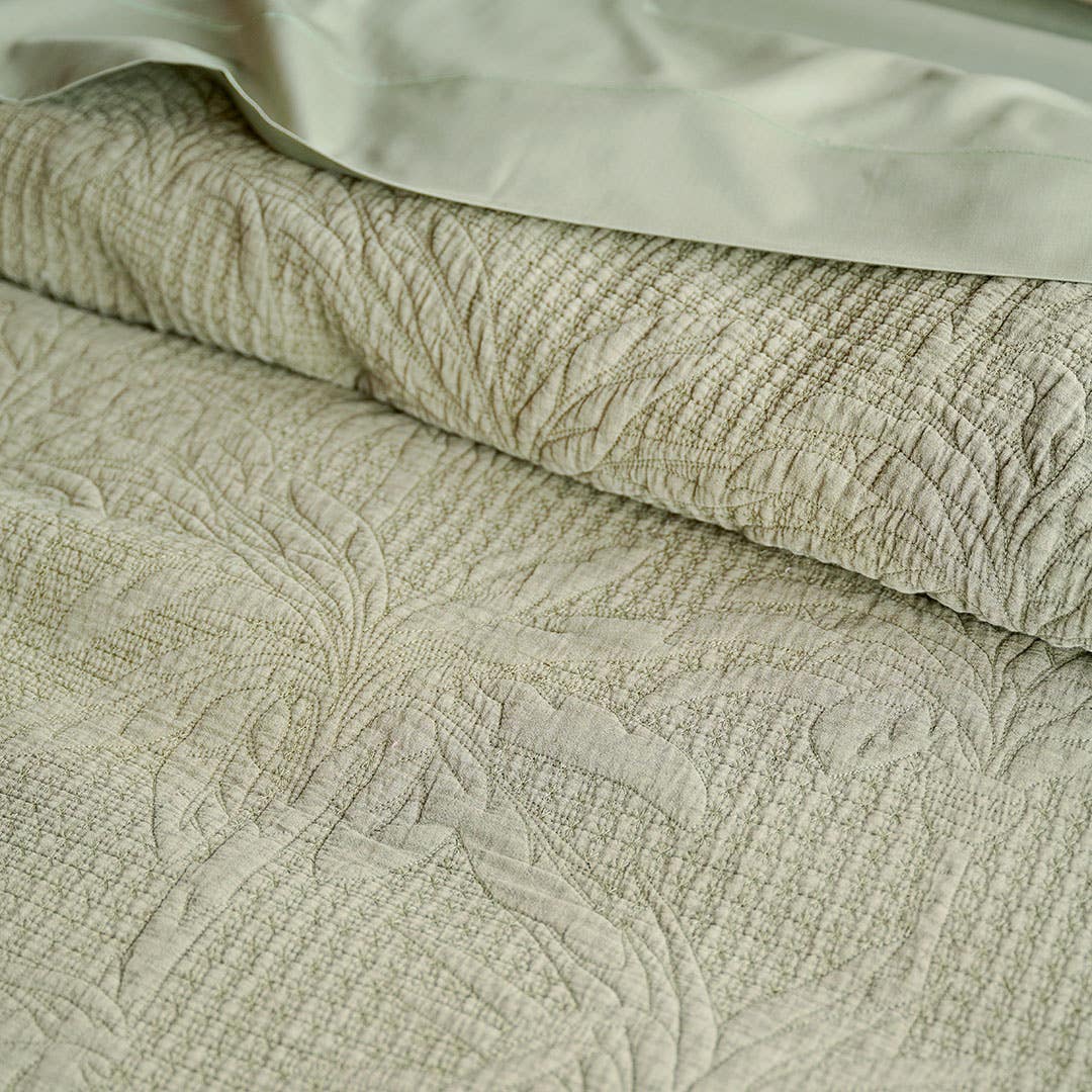 https://s3-ap-southeast-2.amazonaws.com/fusionfactory.commerceconnect.bbnt.production/pim_media/000/157/533/CH_Bedlinen_Lifestyle_2024_Palmer_QQC_Detail-1_SI.jpg?1702961648