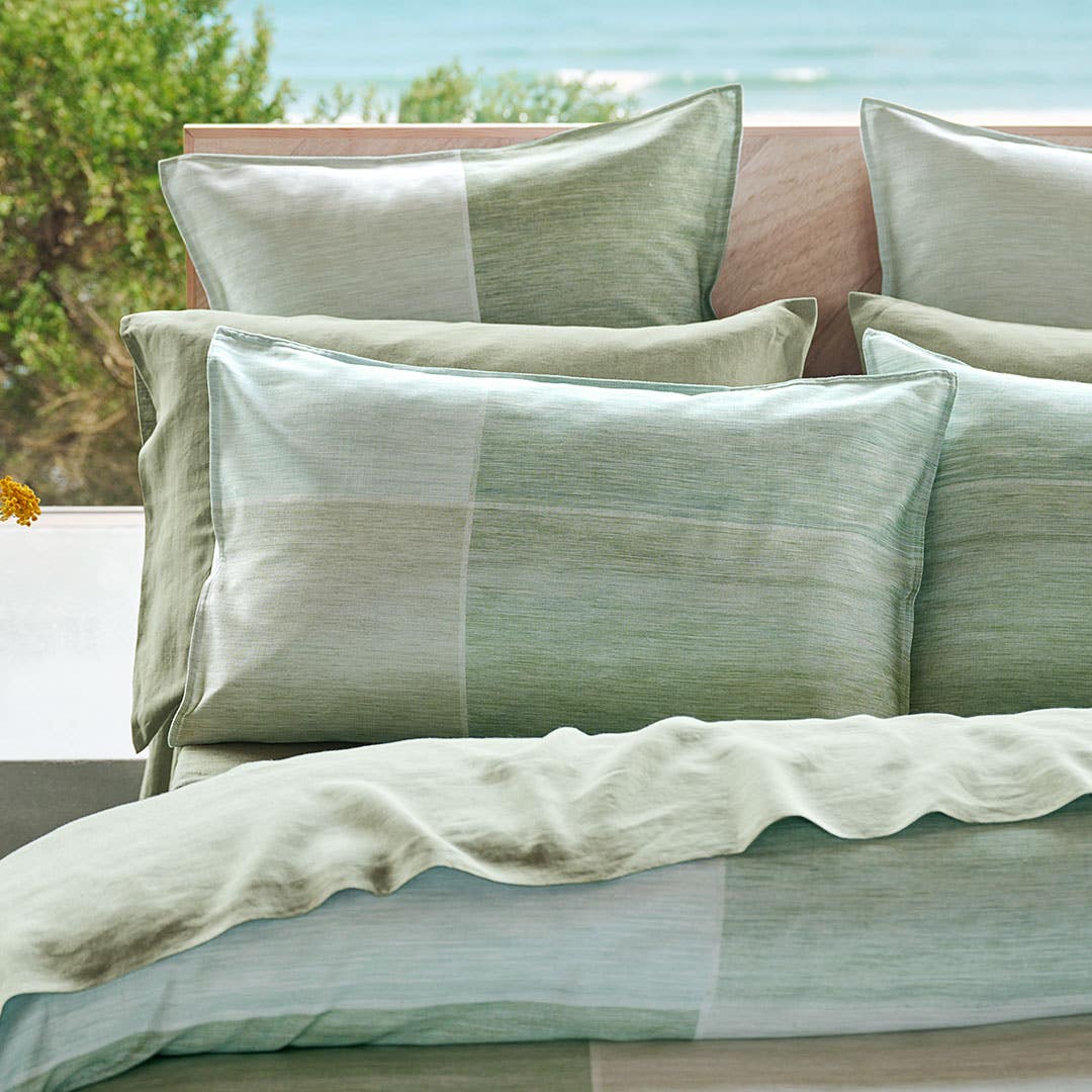 https://s3-ap-southeast-2.amazonaws.com/fusionfactory.commerceconnect.bbnt.production/pim_media/000/157/736/CH_Bedlinen_Lifestyle_2024_Peridot_QQC_Pillow_SI.jpg?1703204837