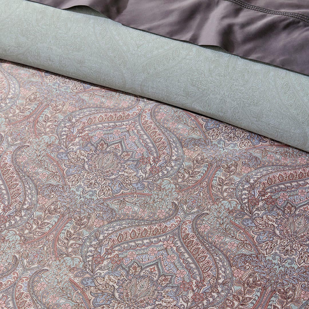 https://s3-ap-southeast-2.amazonaws.com/fusionfactory.commerceconnect.bbnt.production/pim_media/000/206/529/CH_W26_Bedlinen_BOP_Alessia_QQC_Detail-1_SI.jpg?1767323917