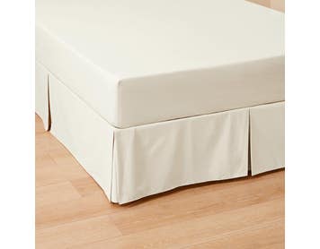 https://s3-ap-southeast-2.amazonaws.com/fusionfactory.commerceconnect.bbnt.production/pim_media/000/151/077/Core_Valance_LS_Bedding_Perfects-Pleated-Valance-Vanilla-Hero.jpg?1686782191