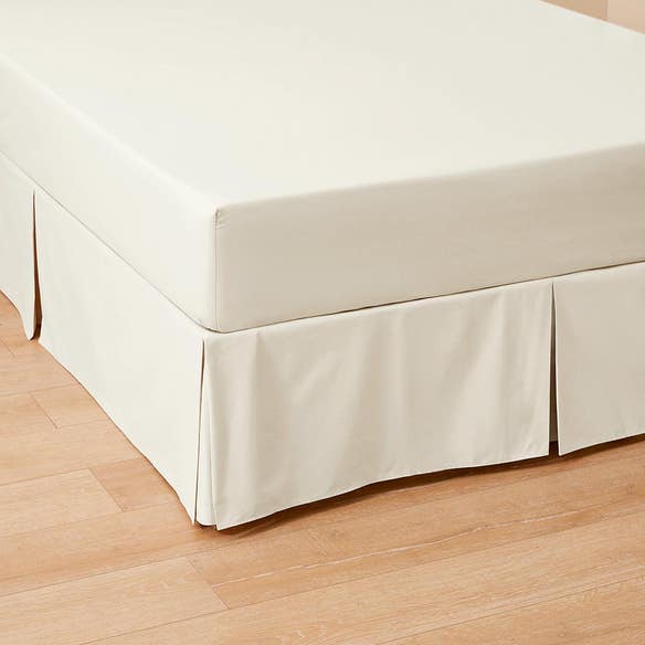 https://s3-ap-southeast-2.amazonaws.com/fusionfactory.commerceconnect.bbnt.production/pim_media/000/151/077/Core_Valance_LS_Bedding_Perfects-Pleated-Valance-Vanilla-Hero.jpg?1686782191