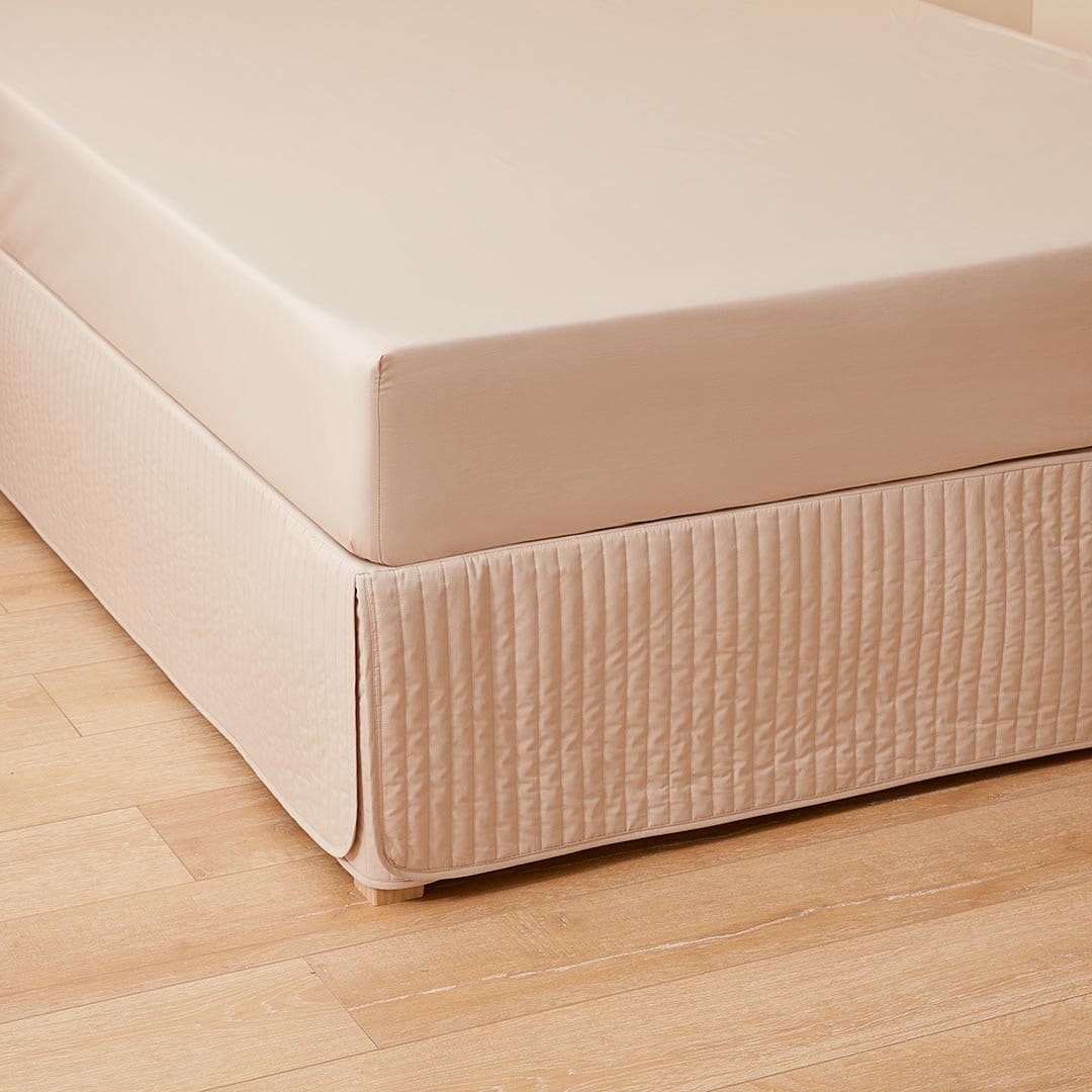 https://s3-ap-southeast-2.amazonaws.com/fusionfactory.commerceconnect.bbnt.production/pim_media/000/150/727/Core_Valance_LS_Bedding_Perfects-padded-valance-Stone-Hero.jpg?1686264258