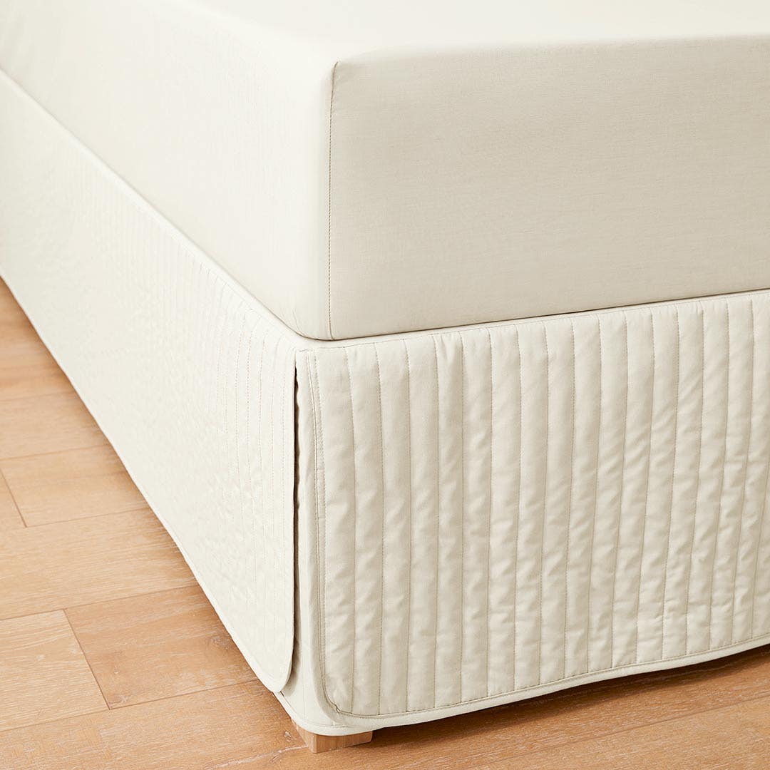 https://s3-ap-southeast-2.amazonaws.com/fusionfactory.commerceconnect.bbnt.production/pim_media/000/150/747/Core_Valance_LS_Bedding_Perfects-padded-valance-Vanilla-Detail.jpg?1686264675
