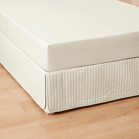 https://s3-ap-southeast-2.amazonaws.com/fusionfactory.commerceconnect.bbnt.production/pim_media/000/150/746/Core_Valance_LS_Bedding_Perfects-padded-valance-Vanilla-Hero.jpg?1686264669