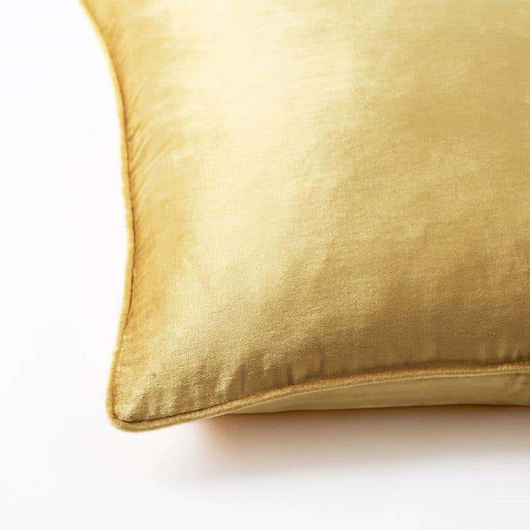 https://s3-ap-southeast-2.amazonaws.com/fusionfactory.commerceconnect.bbnt.production/pim_media/000/060/032/M_F-Margot-Velvet-Cushion-50x50cm-Gold-18901714-Detail.jpg?1591141841