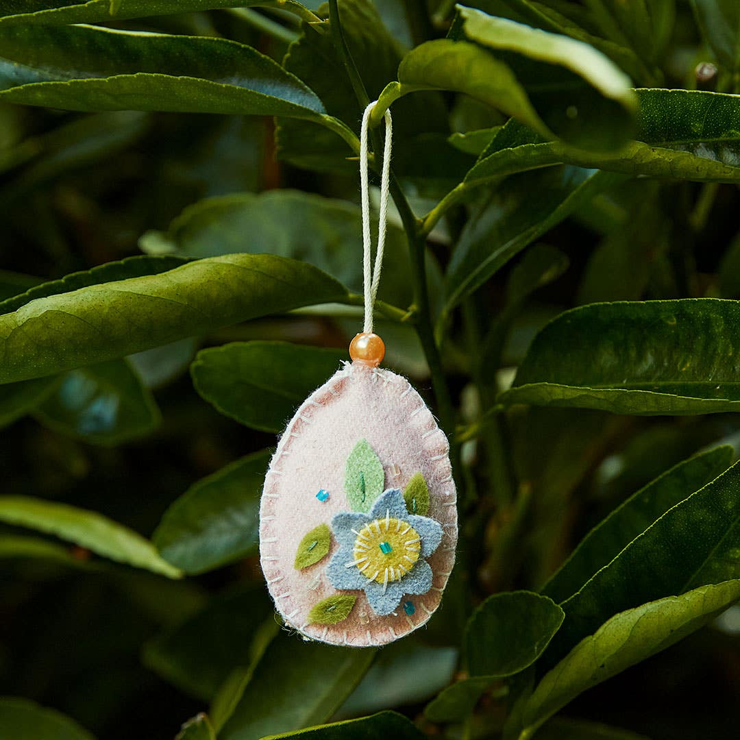 https://s3-ap-southeast-2.amazonaws.com/fusionfactory.commerceconnect.bbnt.production/pim_media/000/156/861/M_F_Easter-24_LS_Hanging-Dec_Handmade-Felt-Flower-Eggs-2_SI.jpg?1701912036