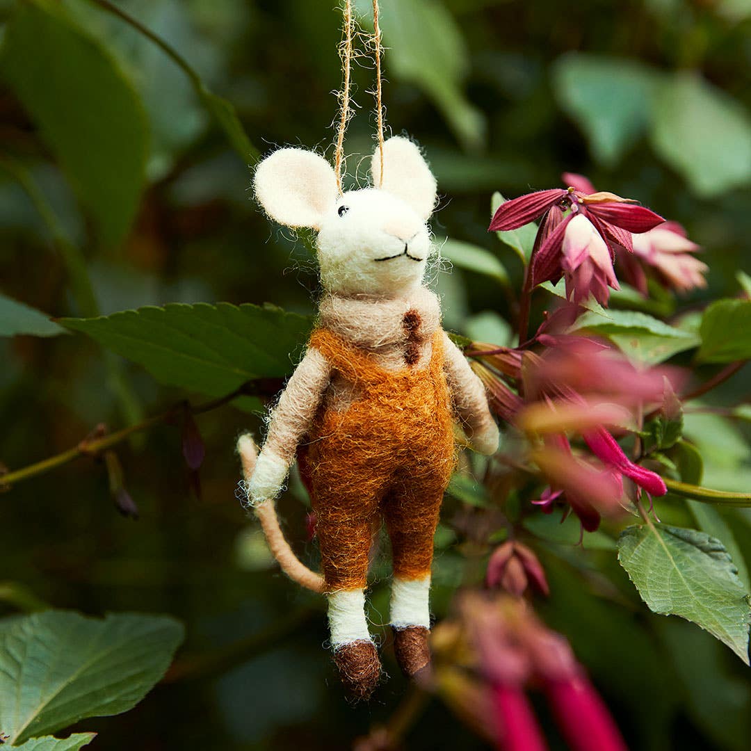 https://s3-ap-southeast-2.amazonaws.com/fusionfactory.commerceconnect.bbnt.production/pim_media/000/156/866/M_F_Easter-24_LS_Hanging-Dec_John-Mouse-Dec_SI.jpg?1701912097
