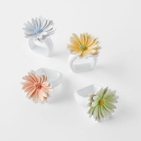 https://s3-ap-southeast-2.amazonaws.com/fusionfactory.commerceconnect.bbnt.production/pim_media/000/204/616/M_F_Easter26_T1-Daisy-Napkin-Rings-S4_Multi-Colour_22331001_SI.jpg?1763949161