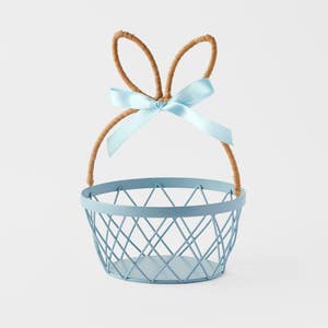 https://s3-ap-southeast-2.amazonaws.com/fusionfactory.commerceconnect.bbnt.production/pim_media/000/204/691/M_F_Easter26_T1-Iron-Bunny-Basket-w-Bow_Blue_26597201_SI.jpg?1763960207