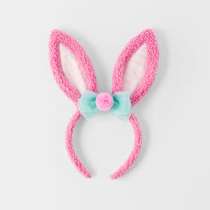 https://s3-ap-southeast-2.amazonaws.com/fusionfactory.commerceconnect.bbnt.production/pim_media/000/204/858/M_F_Easter26_T2-Boucle-Daisy-Headband_Pink_26594801_SI.jpg?1764126324