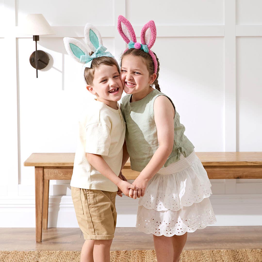 https://s3-ap-southeast-2.amazonaws.com/fusionfactory.commerceconnect.bbnt.production/pim_media/000/207/648/M_F_Easter_26_Studio_Headbands_Glasses-Boucle_Gingham-Boucle_Daisy-3_SI.jpg?1769560457