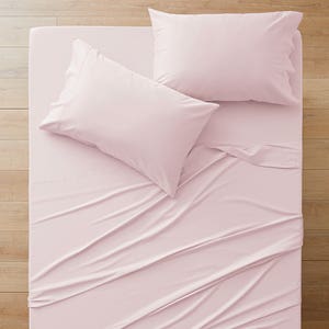 https://s3-ap-southeast-2.amazonaws.com/fusionfactory.commerceconnect.bbnt.production/pim_media/000/154/920/M_F_S23_Sleeping-Beauty_400-TC_Blush_-_SS_SI.jpg?1698014441
