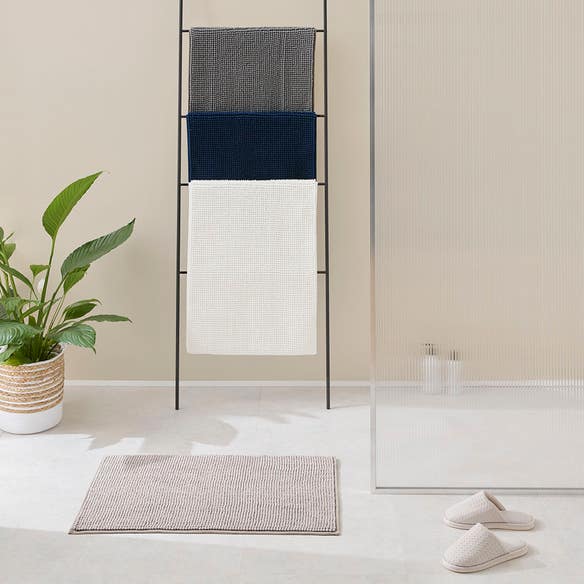 https://s3-ap-southeast-2.amazonaws.com/fusionfactory.commerceconnect.bbnt.production/pim_media/000/174/511/M_F_S24-25_Summer_LS_Studio_Bathmats-Bobble_BM_Stone_SI.jpg?1730150646