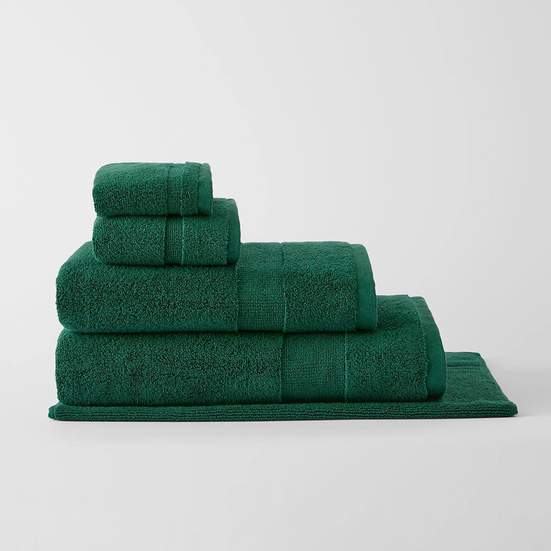 https://s3-ap-southeast-2.amazonaws.com/fusionfactory.commerceconnect.bbnt.production/pim_media/000/200/119/M_F_S25-26_Bathroom_Ultrasoft_Forest_Green_R_26606_SI.jpg?1756351925
