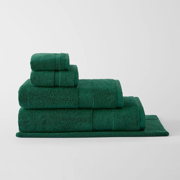 https://s3-ap-southeast-2.amazonaws.com/fusionfactory.commerceconnect.bbnt.production/pim_media/000/200/119/M_F_S25-26_Bathroom_Ultrasoft_Forest_Green_R_26606_SI.jpg?1756351925