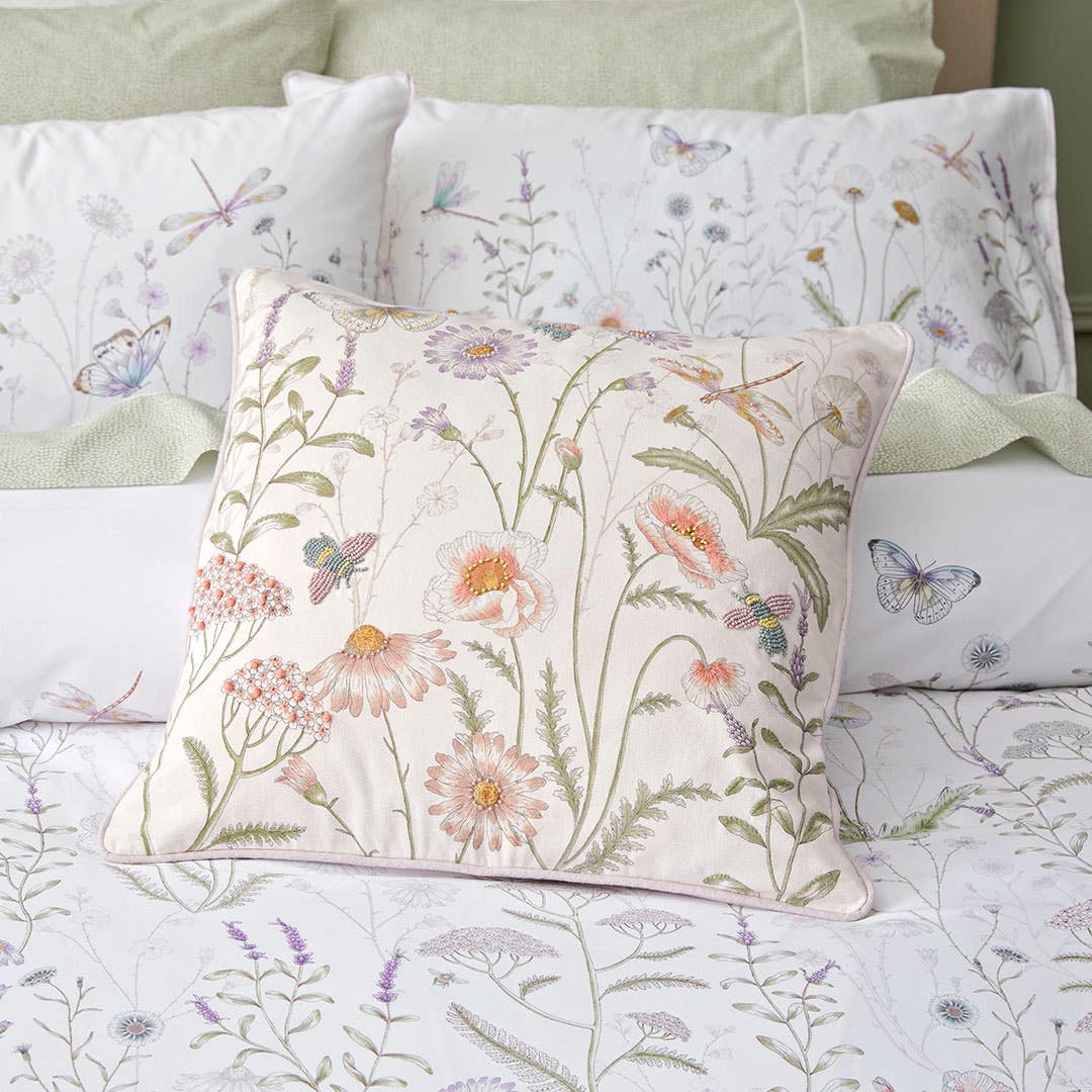https://s3-ap-southeast-2.amazonaws.com/fusionfactory.commerceconnect.bbnt.production/pim_media/000/194/312/M_F_S25-26_Bedlinen_BOP_Kylah_QQC_Kylah_Detail_SI.jpg?1745988479