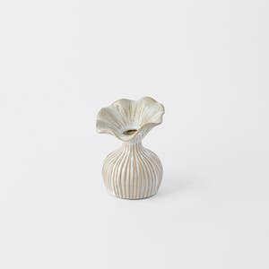 https://s3-ap-southeast-2.amazonaws.com/fusionfactory.commerceconnect.bbnt.production/pim_media/000/202/364/M_F_S25-26_Joules-Ceramic-Vase-Sml_White_26625701_SI.jpg?1759652018