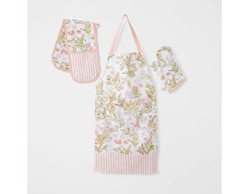https://s3-ap-southeast-2.amazonaws.com/fusionfactory.commerceconnect.bbnt.production/pim_media/000/201/007/M_F_S25-26_Priscilla-Apron-Oven-Glove_Double_Range_Light-Pink_26557_R_SI.jpg?1757639581