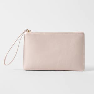 https://s3-ap-southeast-2.amazonaws.com/fusionfactory.commerceconnect.bbnt.production/pim_media/000/216/618/M_F_S26-27_Alice-Clutch-Stone_Pumice_27252904_SI.jpg?1783558357