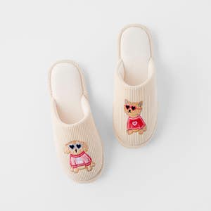 https://s3-ap-southeast-2.amazonaws.com/fusionfactory.commerceconnect.bbnt.production/pim_media/000/219/171/M_F_S26-27_Beau-Slippers-S-M_Natural_27326601_SI.jpg?1786679863