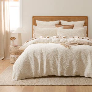 https://s3-ap-southeast-2.amazonaws.com/fusionfactory.commerceconnect.bbnt.production/pim_media/000/213/737/M_F_S26-27_Bedlinen_BOP_Chiara_QQC_SI.jpg?1779165976