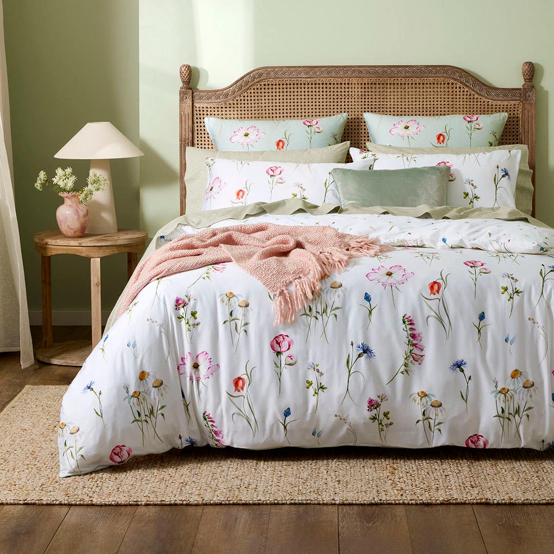 https://s3-ap-southeast-2.amazonaws.com/fusionfactory.commerceconnect.bbnt.production/pim_media/000/217/825/M_F_S26-27_Bedlinen_BOP_Penelope_QQC_SI.jpg?1784507165