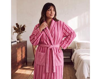https://s3-ap-southeast-2.amazonaws.com/fusionfactory.commerceconnect.bbnt.production/pim_media/000/221/137/M_F_S26-27_Combi-Dani-Stripe-Pink-Candy-Robe_Bathrobe_Talent_LS_0312_Detail-1_SI.jpg?1788158536
