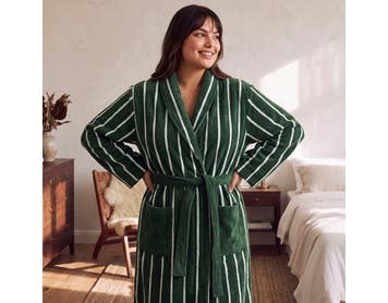 https://s3-ap-southeast-2.amazonaws.com/fusionfactory.commerceconnect.bbnt.production/pim_media/000/209/375/M_F_W26_PJs_Studio_LS_Combi_Robe_S-M_Forest_Green_Pistachio_SI.jpg?1770776806