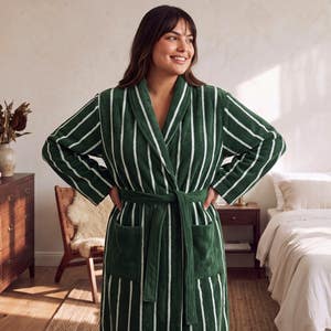 https://s3-ap-southeast-2.amazonaws.com/fusionfactory.commerceconnect.bbnt.production/pim_media/000/222/671/M_F_S26-27_Combi-Robe-Forest-Green_Bathrobe_Talent_LS_26184004_Detail-2_SI.jpg?1789715122