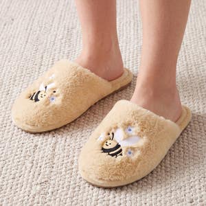 https://s3-ap-southeast-2.amazonaws.com/fusionfactory.commerceconnect.bbnt.production/pim_media/000/221/065/M_F_S26-27_Honey-Bee-Slippers-S-M_Lifestyle_Yellow_27327401_V2_SI.jpg?1787813722
