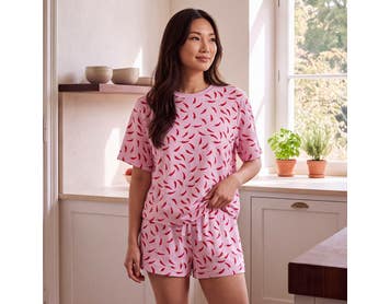 https://s3-ap-southeast-2.amazonaws.com/fusionfactory.commerceconnect.bbnt.production/pim_media/000/220/403/M_F_S26-27_Hot-Chilli-Jersey_PJ-Set_Talent_LS_27214001_Detail-1_SI.jpg?1787699301