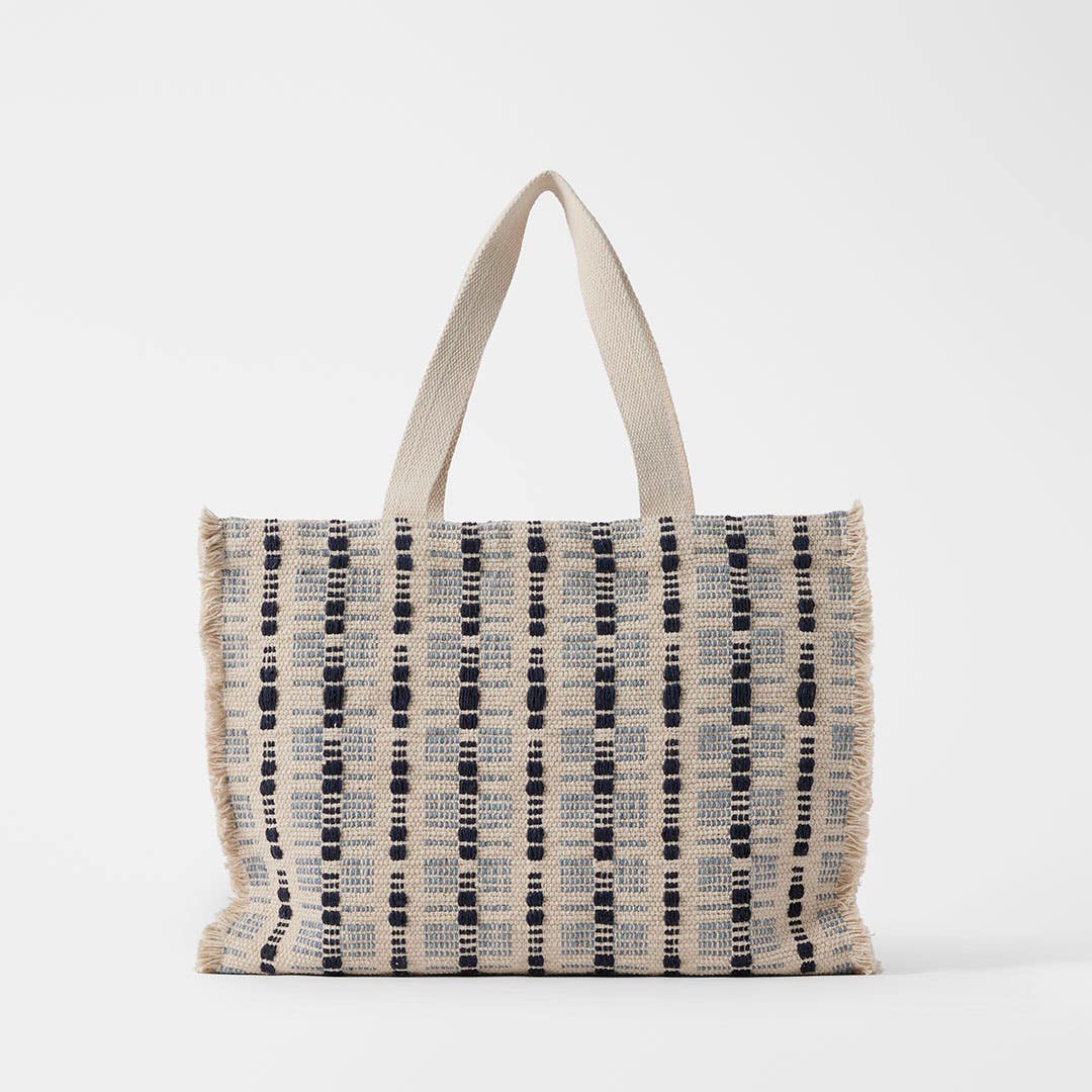 https://s3-ap-southeast-2.amazonaws.com/fusionfactory.commerceconnect.bbnt.production/pim_media/000/218/955/M_F_S26-27_Riviera-Tote-Bag-w-Fringing_Light-Blue-Charcoal_27191901_SI.jpg?1786502361