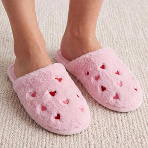 https://s3-ap-southeast-2.amazonaws.com/fusionfactory.commerceconnect.bbnt.production/pim_media/000/221/056/M_F_S26-27_Rosey-Hearts-Slippers-S-M_Lifestyle_Pink_27327201_SI.jpg?1787812086