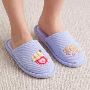 https://s3-ap-southeast-2.amazonaws.com/fusionfactory.commerceconnect.bbnt.production/pim_media/000/221/047/M_F_S26-27_Sunday-Morning-Slippers-S-M_Lifestyle_Blue_27326801_SI.jpg?1787809494