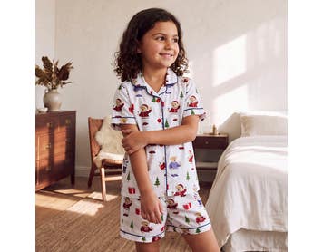 https://s3-ap-southeast-2.amazonaws.com/fusionfactory.commerceconnect.bbnt.production/pim_media/000/221/935/M_F_S26-27_Theo-Christmas-Bear_Kids-PJ-Set_Talent_LS_27217101_Detail-1_SI.jpg?1788849432