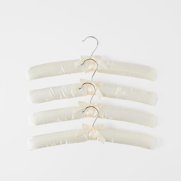 https://s3-ap-southeast-2.amazonaws.com/fusionfactory.commerceconnect.bbnt.production/pim_media/000/152/222/M_F_Satin_Coathangers_S4_Ivory_22951603_SI.jpg?1690856173