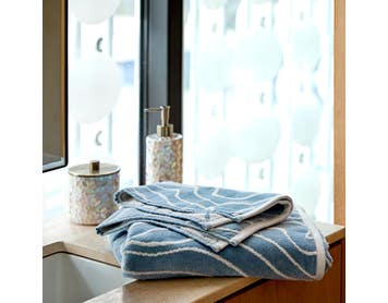 https://s3-ap-southeast-2.amazonaws.com/fusionfactory.commerceconnect.bbnt.production/pim_media/000/173/960/M_F_Summer_S24-25_LS_Location_Bathroom_Bath_Towel_BT_Franco_Soft_Blue_3.jpg?1729733503