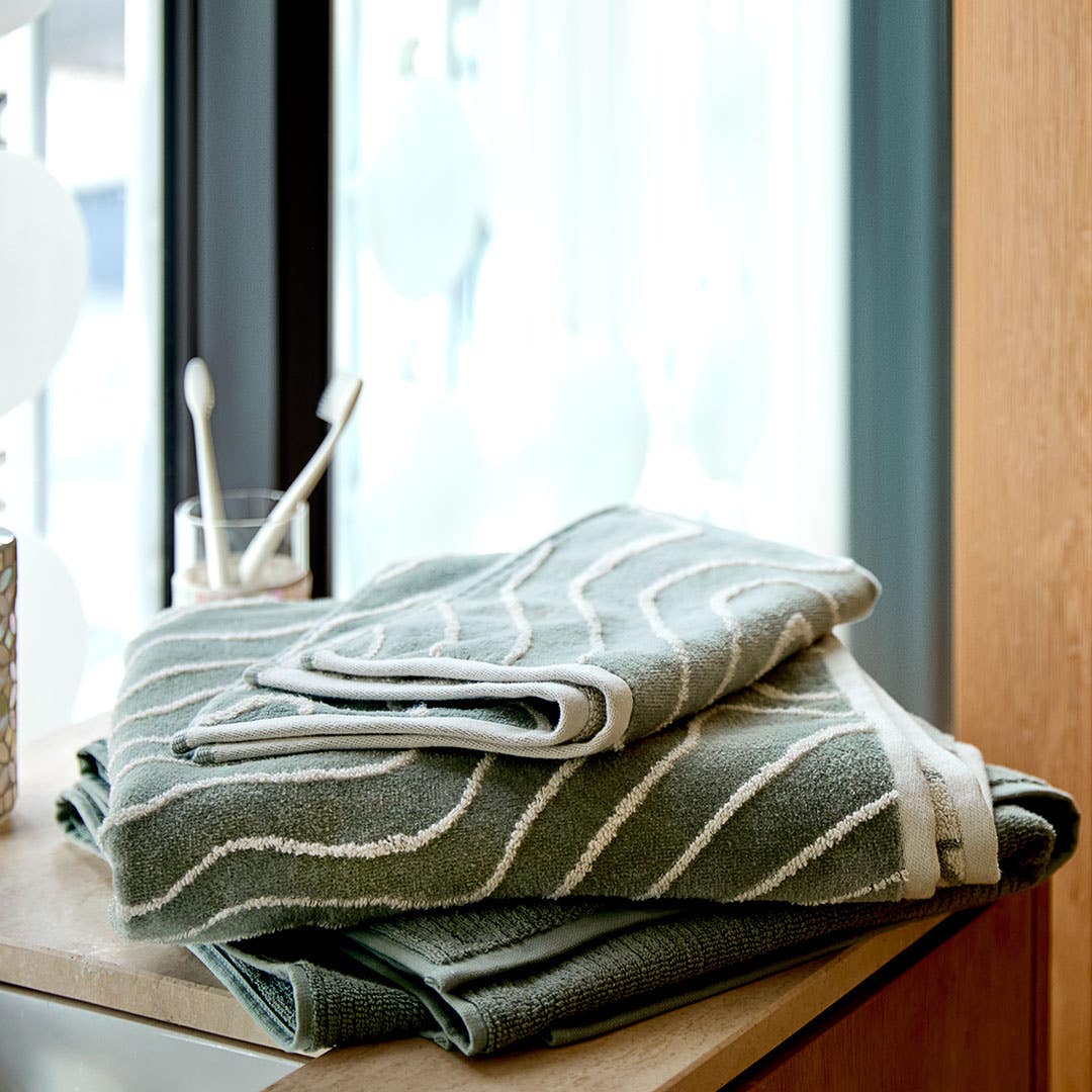 https://s3-ap-southeast-2.amazonaws.com/fusionfactory.commerceconnect.bbnt.production/pim_media/000/173/957/M_F_Summer_S24-25_LS_Location_Bathroom_Bath_Towel_BT_Franco_Soft_Green_3.jpg?1729733422
