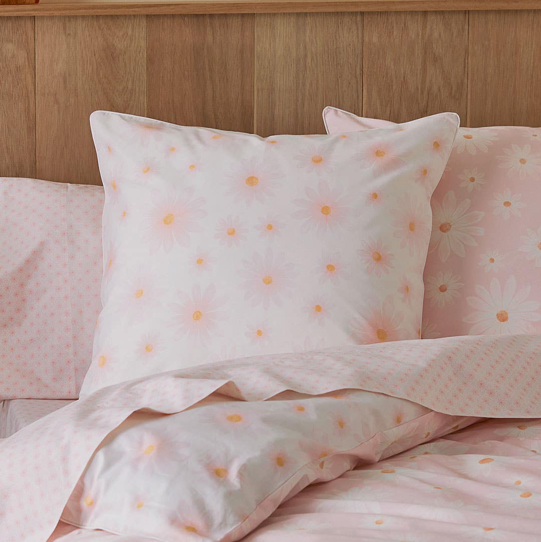 https://s3-ap-southeast-2.amazonaws.com/fusionfactory.commerceconnect.bbnt.production/pim_media/000/157/638/M_F_W24_Bedlinen_BOP_Marguerite-Blush_QQC_Euro_SI.jpg?1703045911
