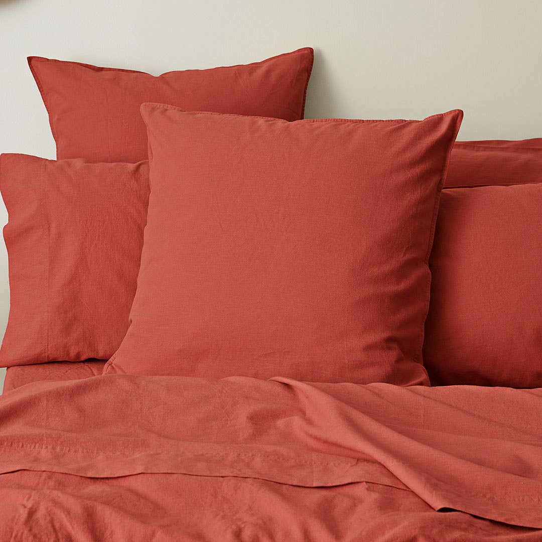 https://s3-ap-southeast-2.amazonaws.com/fusionfactory.commerceconnect.bbnt.production/pim_media/000/157/894/M_F_W24_Bedlinen_BOP_Olsen_Paprika_QQC_Euro_SI.jpg?1704172709