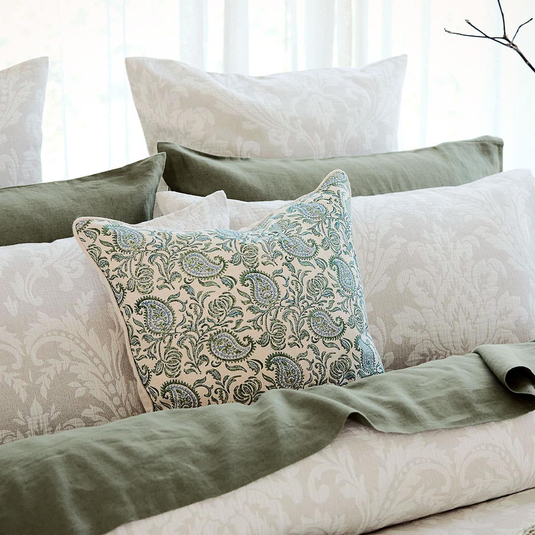 Bed bath table pillows shop