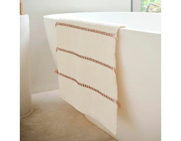 https://s3-ap-southeast-2.amazonaws.com/fusionfactory.commerceconnect.bbnt.production/pim_media/000/174/639/M_F_W24_LS_Bathroom-Henri_Stripe_Towel_Clay-Sami_Bathroom_Mat_Clay_SI.jpg?1730163052