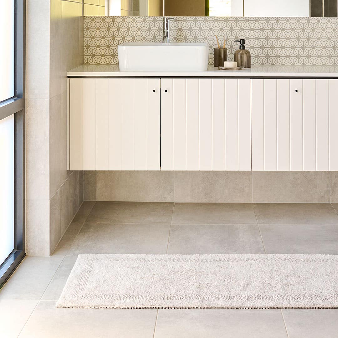 https://s3-ap-southeast-2.amazonaws.com/fusionfactory.commerceconnect.bbnt.production/pim_media/000/160/693/M_F_W24_LS_Bathroom_Runners_Braxton-Stone_V1_SI.jpg?1708490648
