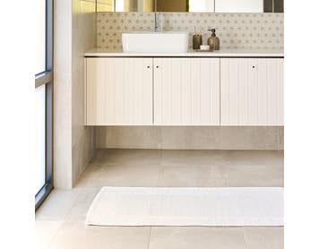 https://s3-ap-southeast-2.amazonaws.com/fusionfactory.commerceconnect.bbnt.production/pim_media/000/160/699/M_F_W24_LS_Bathroom_Runners_Piermont_White_V1_SI.jpg?1708490764