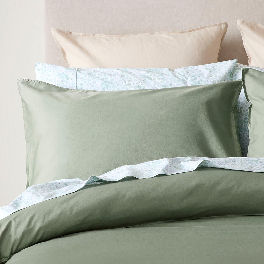 https://s3-ap-southeast-2.amazonaws.com/fusionfactory.commerceconnect.bbnt.production/pim_media/000/195/925/M_F_W25_BOP_Peyton-Dark_Sage_QQC_Pillow_SI.jpg?1749619198
