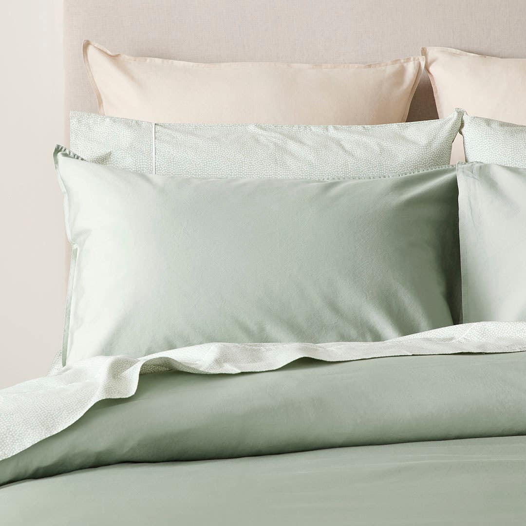 https://s3-ap-southeast-2.amazonaws.com/fusionfactory.commerceconnect.bbnt.production/pim_media/000/195/862/M_F_W25_BOP_Peyton-Seafoam_QQC_Pillow_SI.jpg?1749616977