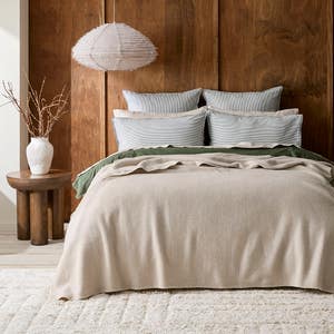 https://s3-ap-southeast-2.amazonaws.com/fusionfactory.commerceconnect.bbnt.production/pim_media/000/176/290/M_F_W25_Bedlinen_BOP_Beckett_Blanket_Natural_SI.jpg?1731988755
