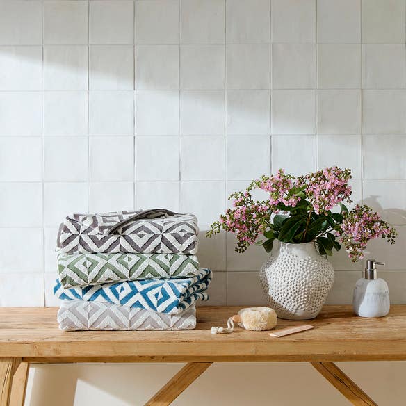 https://s3-ap-southeast-2.amazonaws.com/fusionfactory.commerceconnect.bbnt.production/pim_media/000/189/483/M_F_W25_Towels_LS_Studio-Hampton_Set_SI.jpg?1739507103